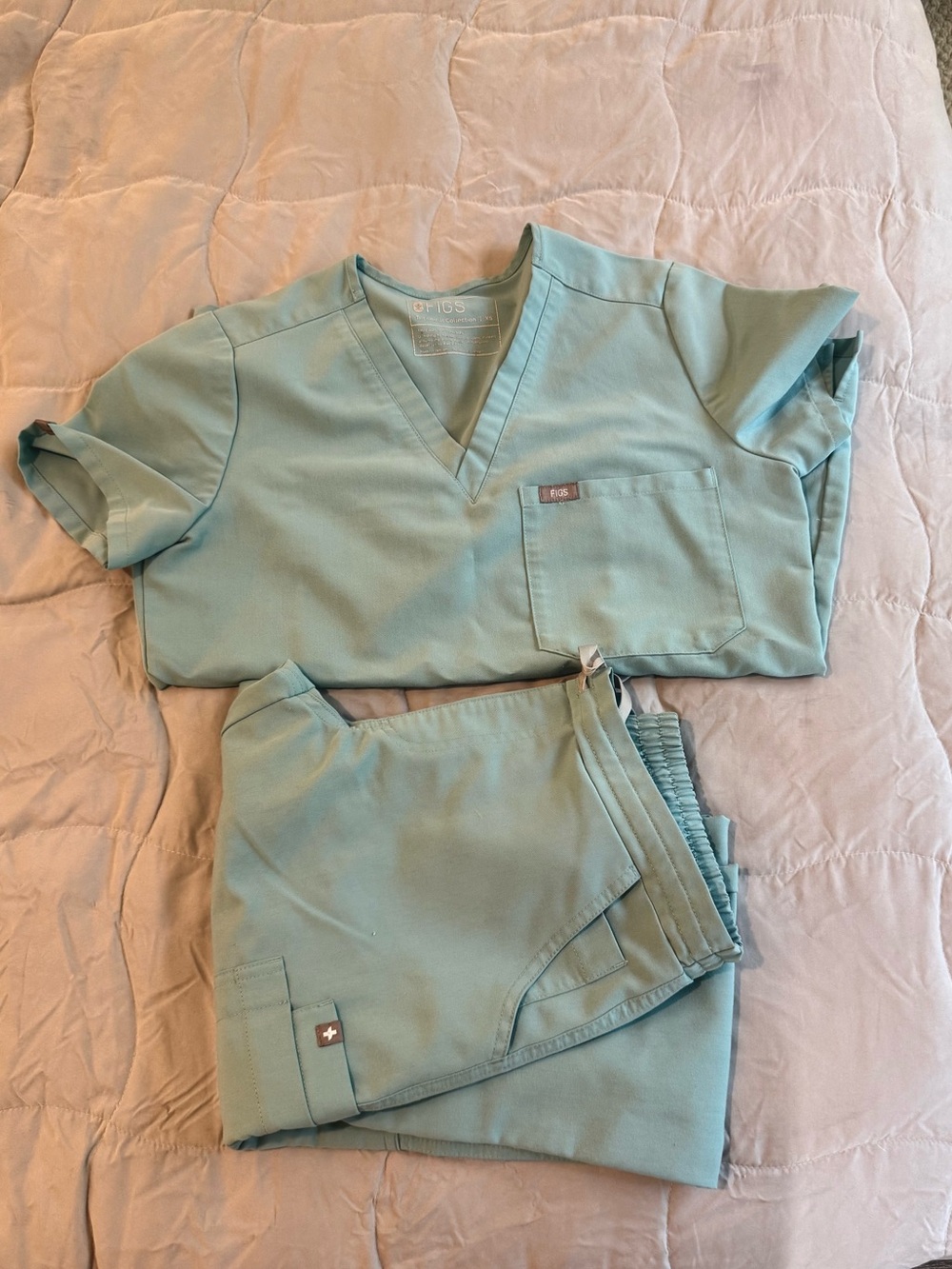Figs Women’s Light Mint Green Scrub Top & Pants Set